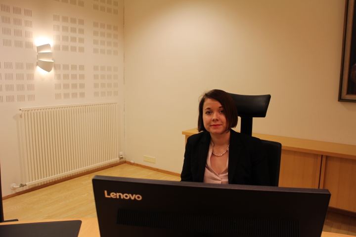 Maija Mononen istuu työpisteellään Rovaniemen hovioikeudessa.