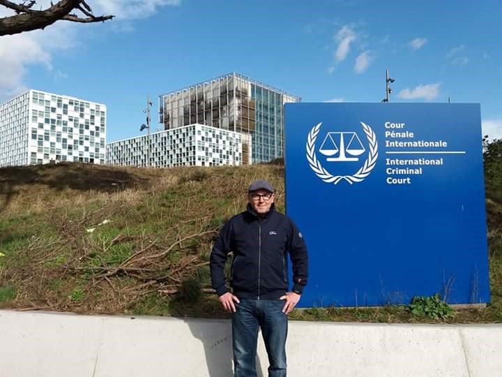 Tommi Hietanen kansainvälisen rikostuomioistuimen edustalla Haagissa.