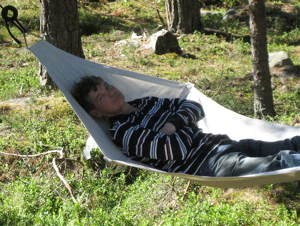 Christer Lundström makaa riippumatossa kesäpaikassaan Korppoossa.